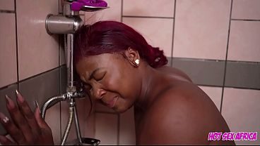 la dans la douche de mon boss que Jai réussi a baiser la femme de mon boss