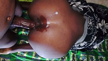Une grande Africaine d'ébène se fait baiser par un gros tuyau