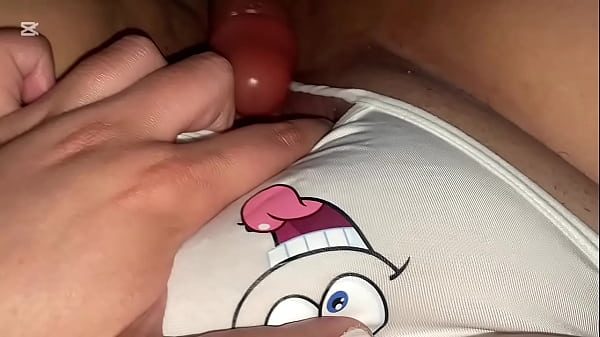 Latina curvy frota su clítoris con dildo en pantie blanco - Orgasmo femenino
