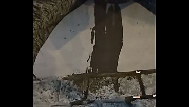 I peeing by street