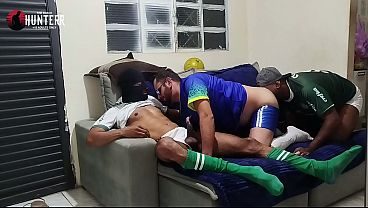 Assistir o jogo em casa sempre acaba cos pegação
