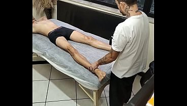 Mão por baixo da cueca