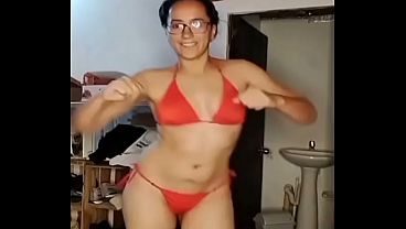“La colombiana que todos están viendo en bikini ”