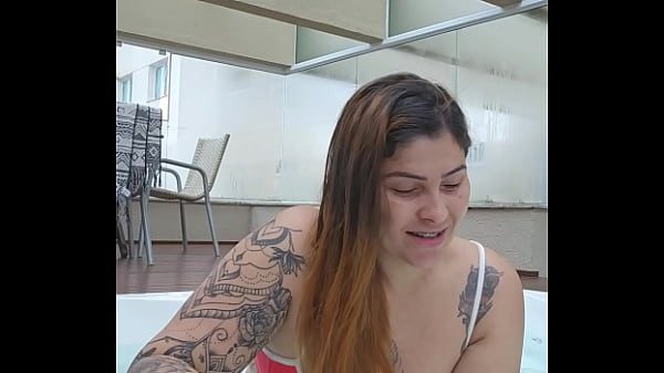 Estou sozinha na jacuzzi do hotel, o marido está no quarto, e eu aqui cheia de fogo