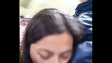 Estábamos muy calientes y no pudimos esperar a llegar a casa. Le encanta chupármela así. ¿Te gustaría que te lo hiciera en el coche? Comenta qué te gustó más