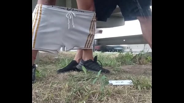 Dois dotadão na passarela mijando e fodendo gostoso