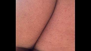 Bumbum branquinho e bronzeado mostrando cuzinho que quer leitinho