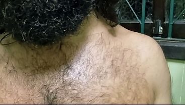 Peludo suado depois de um treino se preparando para o banho