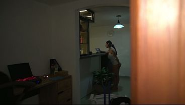 DESCUBRO A MI CUÑADA VIENDO PORNOGRAFIA! PARA NO CONTAR NADA ELLA TIENE QUE FOLLAR