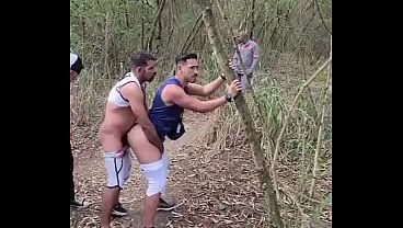 CÚ DEPÓSITO DE VITAMINA. ONDE LEITA 1 .LEITA 2 .LEITA 3. LEITA TODO MUNDO. QUALQUER UM LEITA