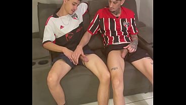 DEPOIS DO JOGO, SEMPRE ROLA UMA PUTARIA COM O ATACANTE DO TIME