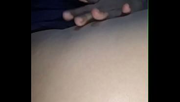 Tremenda cachonda enseña su grande culo