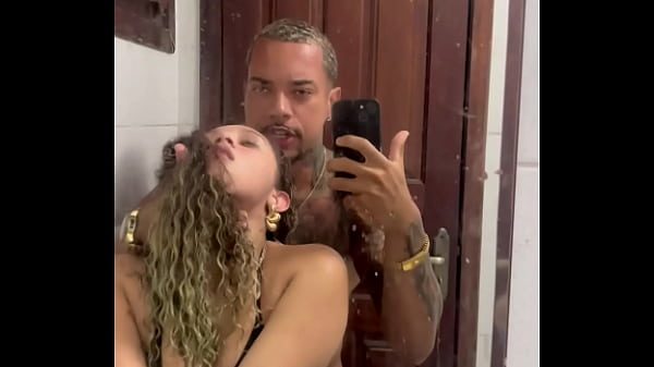 Famosinha Casada de Recife dando pro jogador do Flamengo no banheiro nas férias