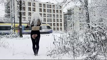 AMATEUR TRANS IN SNOW - PERVERT TRAIN DICK FLASH