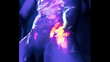 Chico erotico en luz uv pintura neon