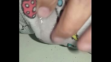 Pañal orinado y orgasmo delicioso