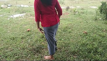 जंगल में चूत में ऊँगली कर रही सौतेली मॉम की नजदीक होटल में दमदार xxxx चुदाई