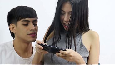 Juego Free Fire con mi hermanastra y ella se pone caliente, que rico es follarme a mi hermosa hermanastra delgada mientras jugamos - porno en espanol