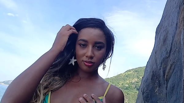 Não tem lugar melhor pra transar na praia eu dei o meu cuzinho bem gostoso pra esse dotado