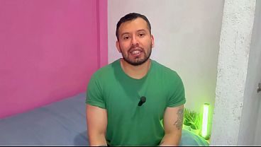 Guardia de Seguridad universitario es follado por universitario vergon en un salon clases en la noche! Relato sexual