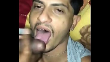 Vi um megao pauzudo mijando na linha do trem e ele ficou balançando o pau duro pra mim, mamei gostoso