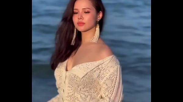 Mẹ 2 con trông… con mắt!