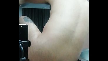 Me encanta dilatarme el culo con un vibrador mientras escucho música