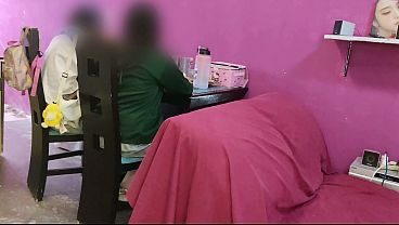Vino a mi casa a hacer la tarea y me puso de a perrito