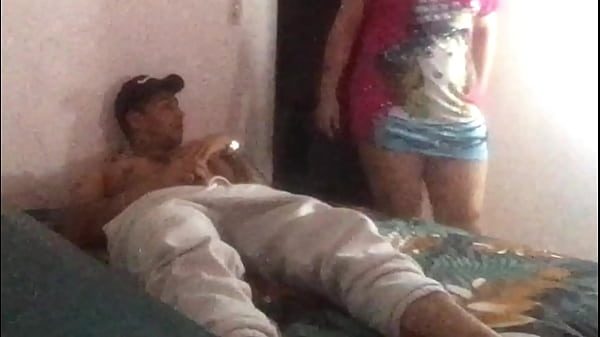 QUE LOCO!!!! ME ESTABA GRABANDO UNA PAJA, Y ENTRA LA MUJER DE MI HRMANO