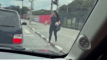 Chamamos a menina vendedora de bala do Farol ! Pra ser atriz pornô e foder gostoso dentro do nosso carro ! A novinha de 19 anos aceito e fodemos gostoso ela até ela gozar gostoso