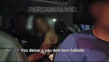 ALEM DE FICAR DE MOTORISTA ENQUANTO A MELHOTWIFE CHUPAVA O AMIGO, O MARIDO TEVE Q EMPRESTAR A CAMISINHA PRO MACHO PODER ME COMER GOSTOSO NO CARRO