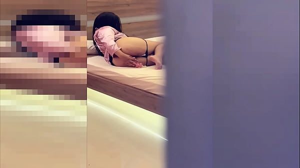 ESPIANDO A MI MADRASTRA HORNY ME MASTURBO EN SU ESPALDA SIN QUE LO NOTE