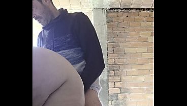 Me follo a una gordita en la casa abandonada