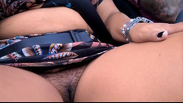 Esposa Sem Calcinha e Plug Anal Gigante na Praia e Mercado - Exibicionismo Perverso