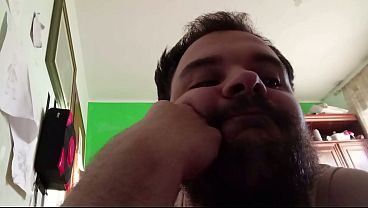 Lo ammetto, non sono davvero un gatto arancione cicciotello che legge *devastante*