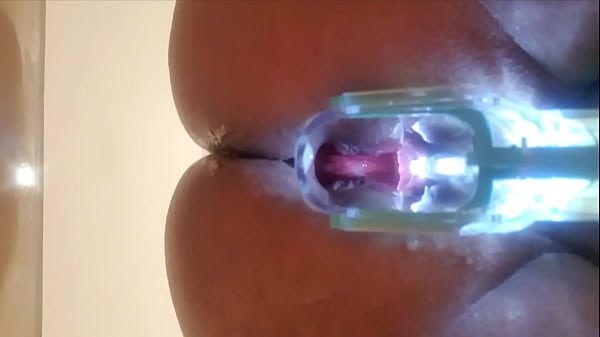 Espéculo transparente con el que abro mi culo para que lo puedan ver por dentro