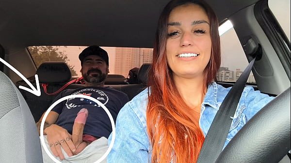 Motorista de app safada pegou passageiro se masturbando por trás e fudeu com ele sem camisinha!