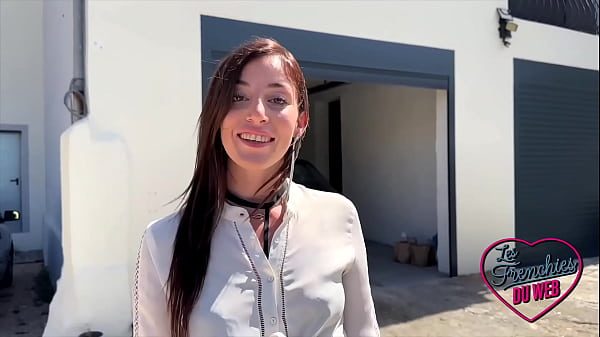 Sandrillon, brune en chaleur, obtient la baise hard qu'elle voulait