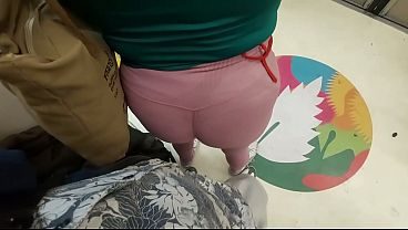 Culona en leggins, se le marca la tanga y le di unos rosones en el metro