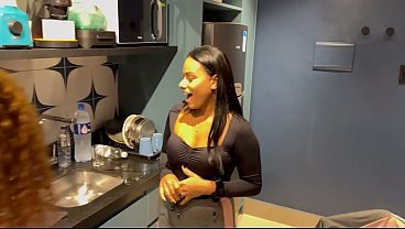 Meia Irmã da minha mulher veio do interior para passar as ferias, LOGO QUIS ENTRA NA ROLA falou que estava com muita vontade de uma piroca preta (COMPLETO NO RED)