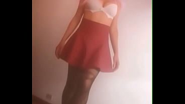 Sissy mojadita preparándose para recibir a sus dos machos