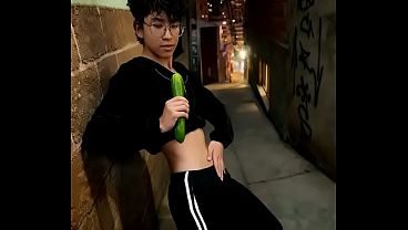 Femboy cachondo bailando en plena ceja