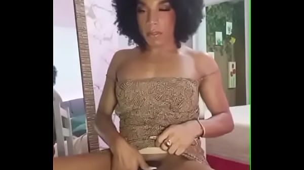 é de baixo da saia que vou