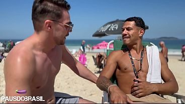 Novinho na praia querendo leite