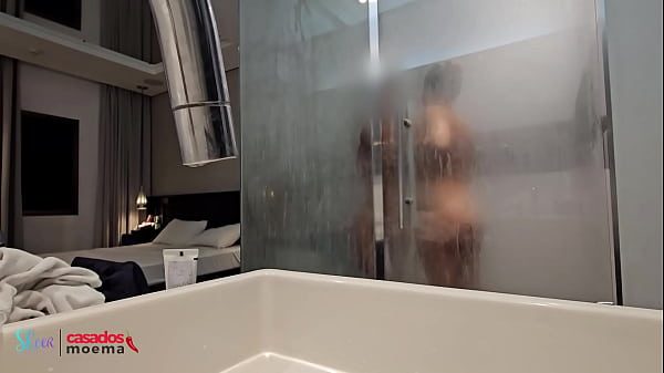 O corno do marido ficou assistindo sua esposa tomar banho com outro BBC