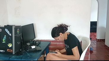 Mientras mi novia está en la universidad, su hermanastra y yo calmamos nuestra calentura follando