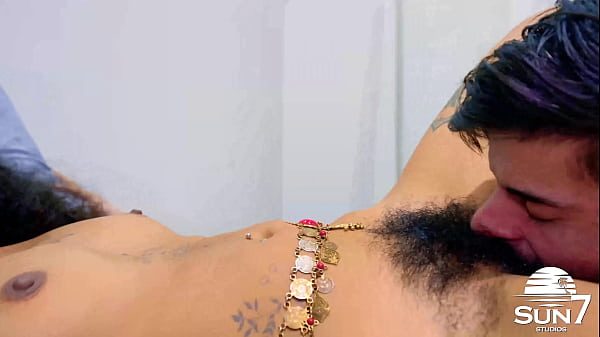 O chakra do sexo estava impregnado no quarto, ele não resistiu e fodeu a bucetinha peluda