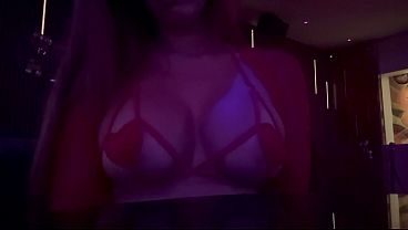Italian big Tits Milf Artemisia Love Making her juicy boobs bounce at the curb