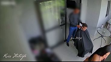 Recebi o barbeiro para fazer cabelo do corno do meu marido bem puta, usando um biquíni minúsculo e transparente