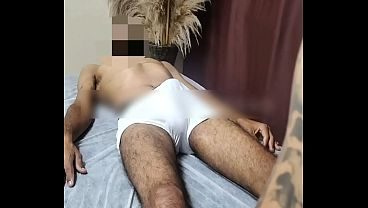 Ex-vizinho de bruços deixou a cueca descer e acabou apalpando meu volume